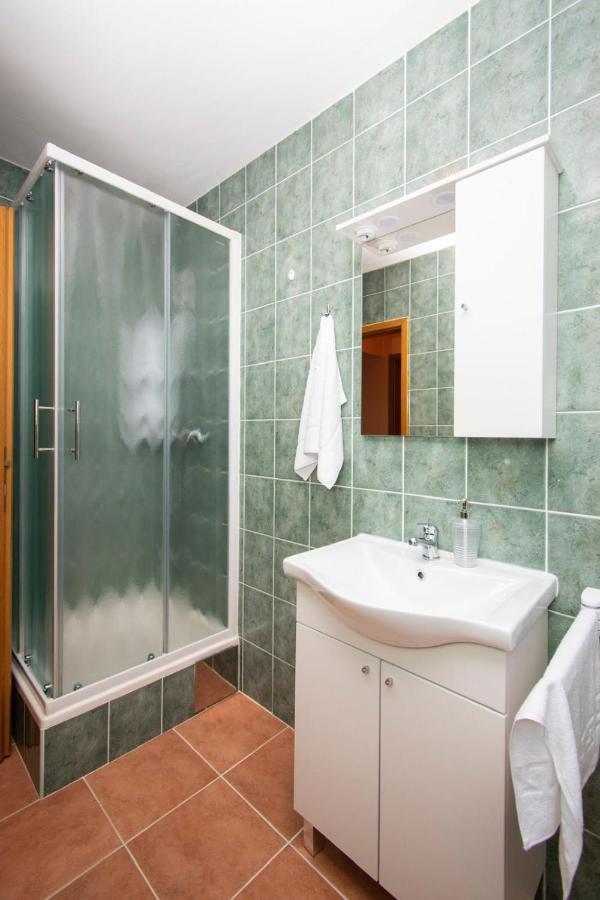 Family Holiday Apartments Lucia Vodice Exterior foto